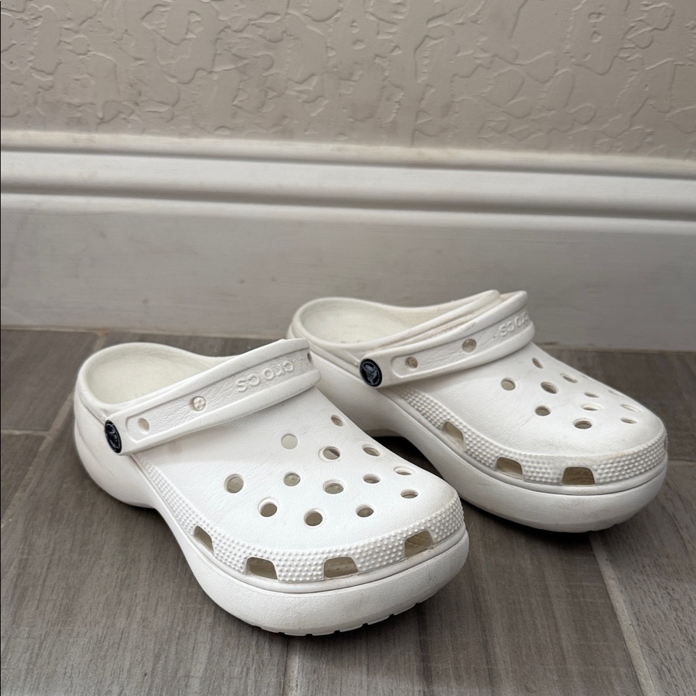 Croc’s women’sPlatform White Slip-On Sandals size 6w